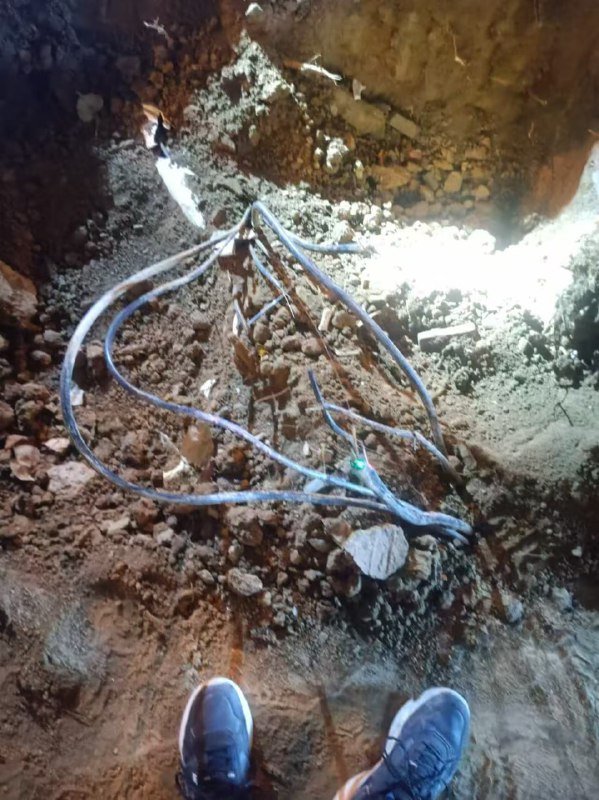 #鸡场公告施工方意外挖断了武汉数据中心的光缆属于不可抗力的意外因素，通知说正在加急抢修我们已经临时增加了港台节点的入口带宽，请您先用港台节点，等待武汉数据中心恢复由于此机房一直非常稳定的原因，我们没有设置灾备节点，非常抱歉